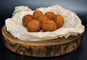 Картофельные  шарики с ветчиной и сыром